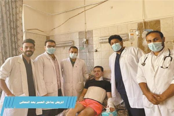 الفريق الطبى بعد إنقاذ حياة الشاب