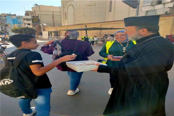كاهن يوزيع  حلوي المولد النبوي علي  المواطنين بدمياط
