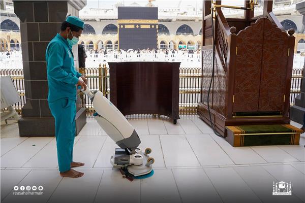 صورة من عمليات التعقيم