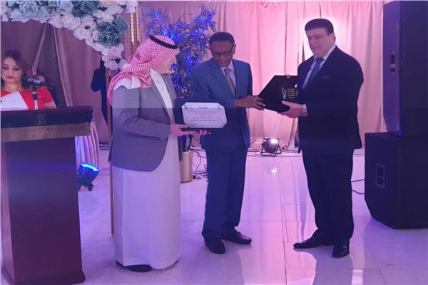 حسين زين رئيس الهيئة الوطنية للإعلام خلال استلام الجوائز