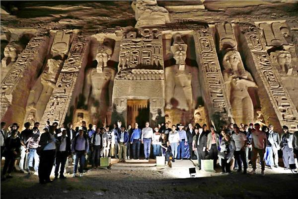 سفراء الدول خلال زيارتهم معبد أبو سمبل برفقة خالد العناني وزير السياحة والآثار