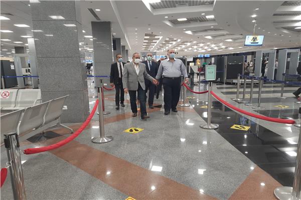 وزير الطيران المدنى يتفقد مطاري القاهره و شرم الشيخ