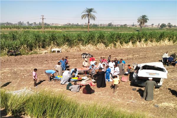 انقلاب سيارة ميكروباص في أرض زراعية بقنا