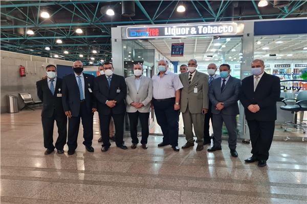وزير الطيران المدنى بمطار الاقصر الدولى