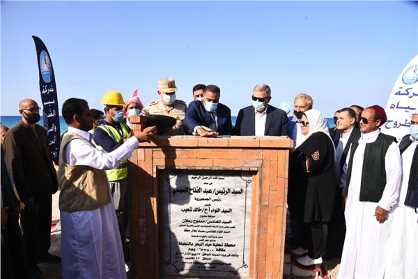 محافظ مطروح  ورئيس القابضة للمياه يفتتحان 8 محطات تحلية غرب المدينة 