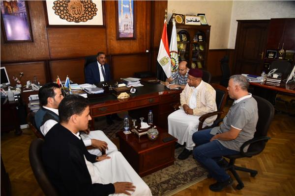 محافظ مطروح يثمن دور المشاركه المجتمعية للتكفل بمصروفات المدارس 