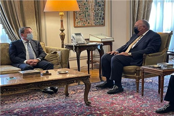 وزير الخارجية مع مفوض الاتحاد الأوروبي للجوار والتوسع