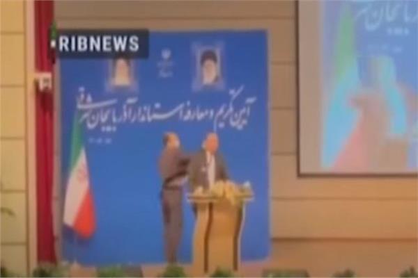 محافظ إيراني يتعرض للاعتداء - صورة من الفيديو