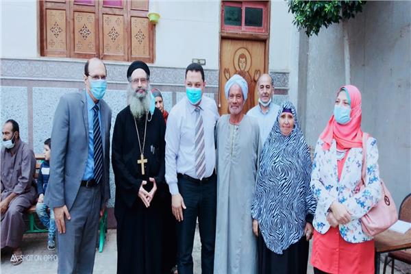 وكيل  صحة المنوفية يتابع فرق تطعيم المواطنين بلقاح كورونا بكنيسة ماري مينا