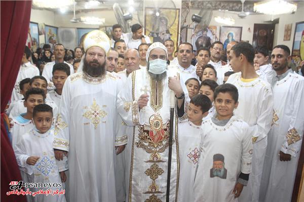 الأنبا فيلوباتير يرسم شمامسة جدد في إيبارشية أبوقرقاص