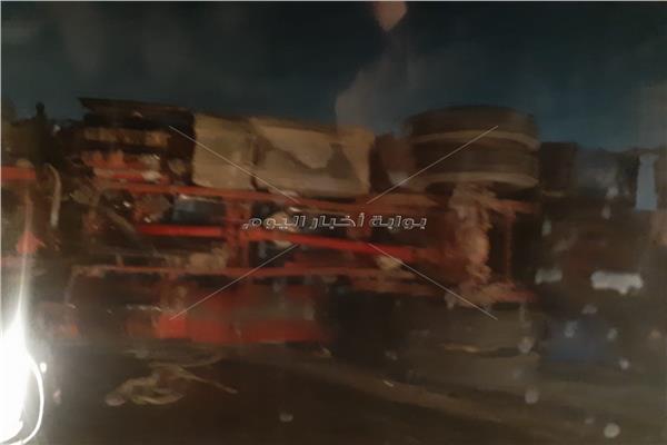 انقلاب سيارة نقل وإصابة قائدها أعلى الدائري