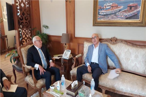 محافظ بورسعيد خلال لقائه برئيس النادي المصرى 
