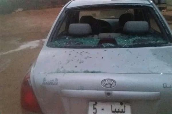 زجاج احد السيارات مهشم بسبب شدة تساقط البرد 