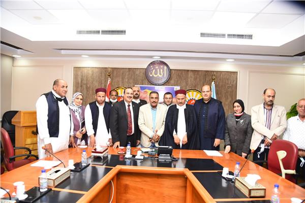 محافظ مطروح مع مجلس أمناء المحافظة