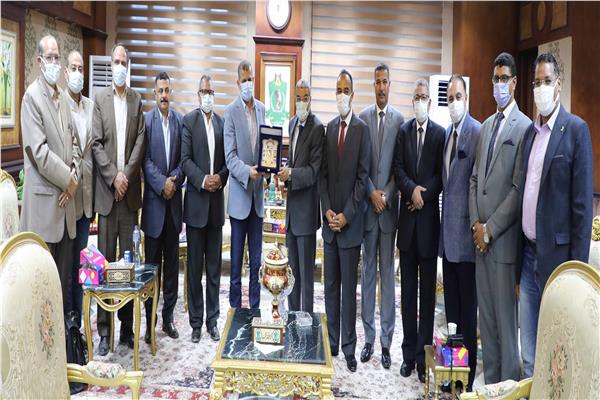 محافظ المنيا يكرم سكرتير عام المحافظة