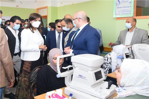 السفيرة نبيلة مكرم وزيرة الهجرة ، برفقة الدكتور محمد هاني غنيم محافظ بني سويف