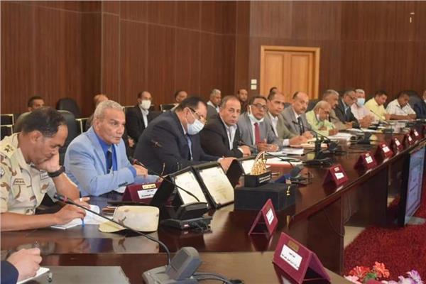 تنفيذي البحر الأحمر يناقش  موقف مشروعات الخطة الاستثمارية ومدى تنفيذها
