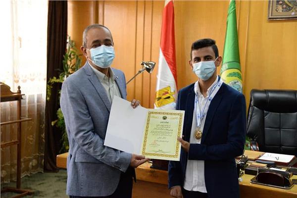 محافظ الإسماعيلية يكرم الطالب عبد الرحمن