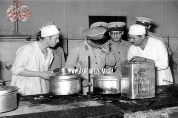 الرئيس «نجيب» يتذوق طعام المرضى - أرشيف أخبار اليوم