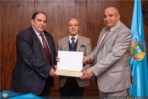 رئيس جامعة طنطا يكرم الدكتور عبد النبى قابيل
