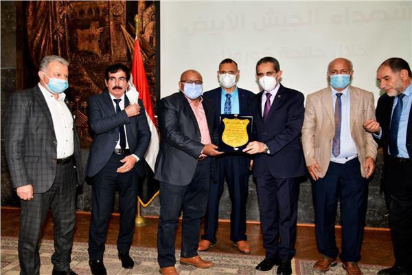 محافظ الغربية يكرم أسر شهداء الجيش الأبيض في حفل مجمع بالمحافظة