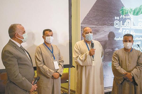 عبدالعاطى يجرى حوارا مع عدد من المزارعين حول نظام الرى الحديث
