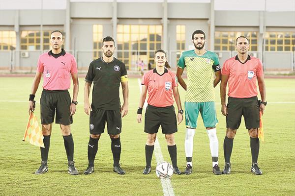 شاهندة المغربى أثناء إدارتها لمباراة بيراميدز الودية