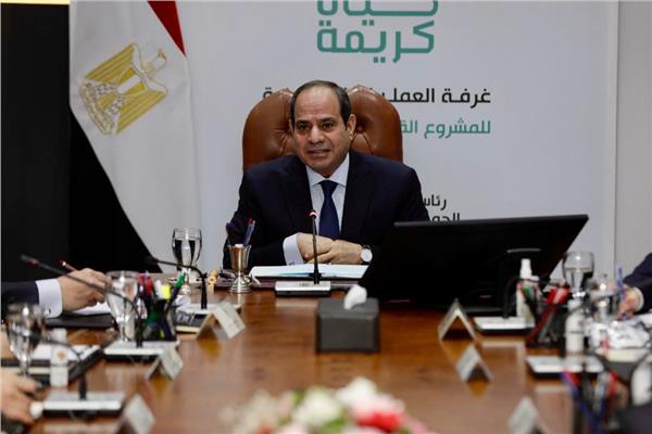 صورة تذكارية للرئيس مع خريجي البرنامج الرئاسي