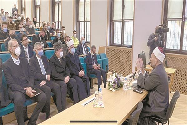 مفتى الجمهورية خلال محاضرته بكلية الدراسات الإسلامية فى سراييفو