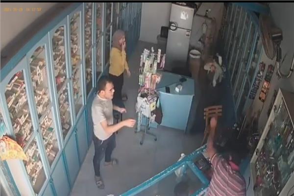  مباحث المحلة الكبرى تكشف ملابسات اقتحام وتعدي شخص على صيدلية بمنجل