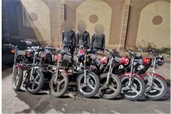 المتهمون وأمامهم المضبوطات