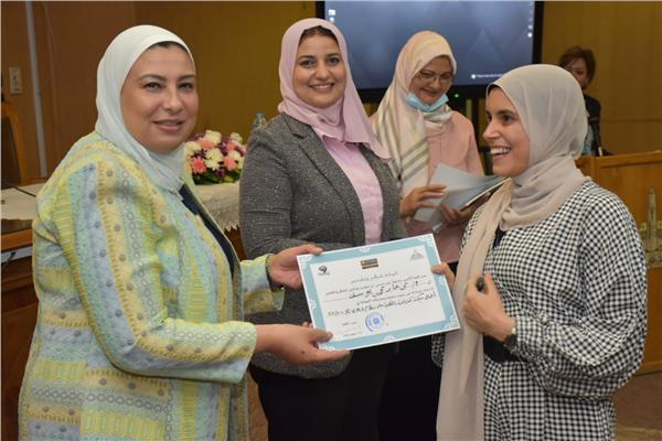 ألسن عين شمس تكرم فريقى كلية الألسن و  كلية الحاسبات و المعلومات 
