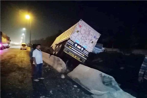 انقلاب سيارة نقل بمقطورة بطريق الإسكندرية – القاهرة الصحراوي