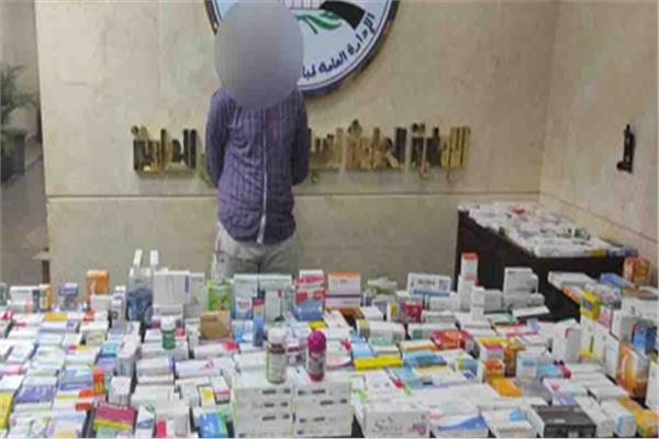 المتهم وأمامه المضبوطات
