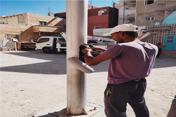 إستمرار الصيانة الدورية لاعمدة الإنارة بالشوارع الفرعية والرئيسية بالقصير