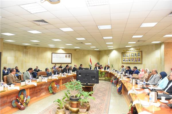 التطعيم بلقاح المضاد كورونا يتصدر أجندة مجلس جامعة أسيوط