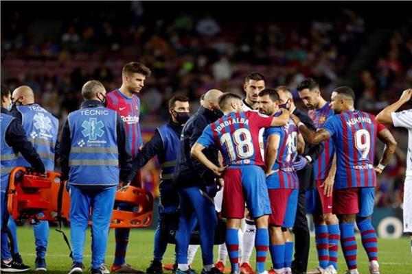 برشلونة يكشف طبيعة إصابة أجويرو وبيكيه