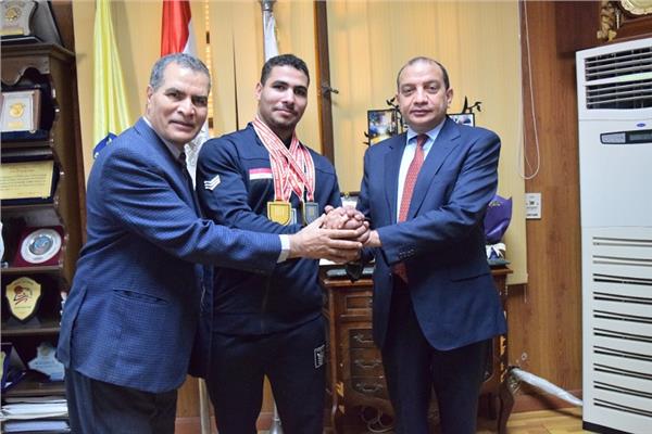 تكريم بطل العالم في رفع الأثقال من ذوي الهمم 