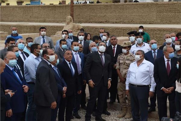  رئيس الوزراء يتفقد منطقة أعمال الحفائر والاكتشافات الأثرية بطريق الكباش