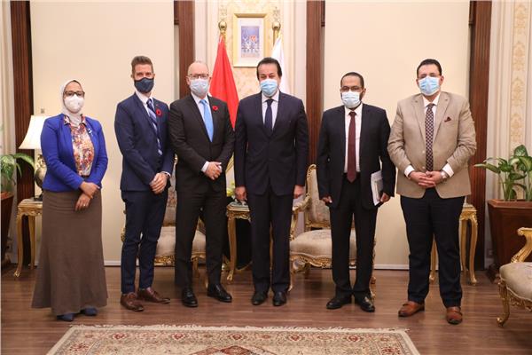 الدكتور خالد عبدالغفار وزير التعليم خلال استقباله السفير الكندي لويس دوما