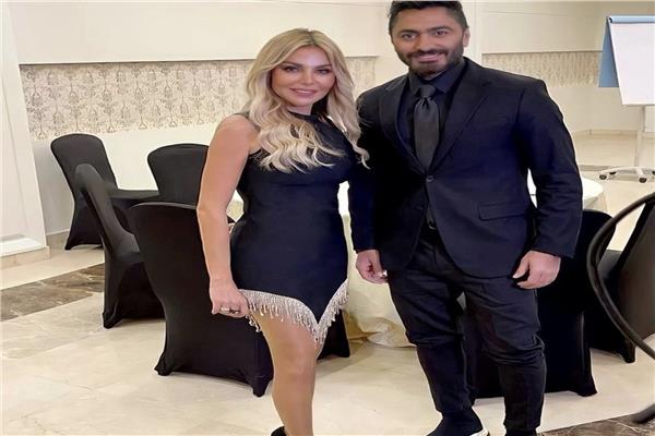 رزان المغربي تتألق بفستان أسود بسيط مع تامر حسني عبر انستجرام