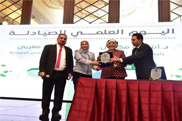 الصيادلة  تكرم مديري الادارة العامة للتفتيش الصيدلي بالقاهرة 