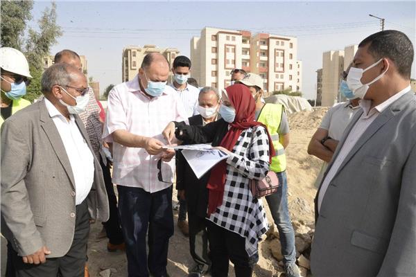 محافظ أسيوط خلال الجولة