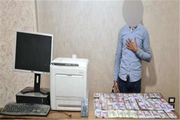 المتهم وأمامه المضبوطات