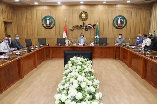 محافظ المنوفية يلتقى وفد من أهالى قرية نادر