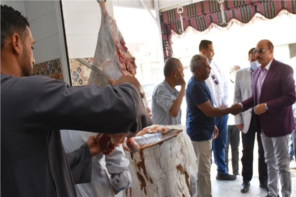 محافظ أسوان خلال تفقد احدى منافذ بيع اللحوم