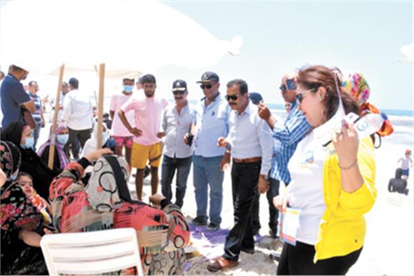  اللواء جمال رشاد خلال جولته على الشواطئ