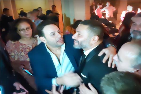 مصطفى قمر يعاق زياد برجي ويهنئه على آدائه المميز على مسرح النافورة