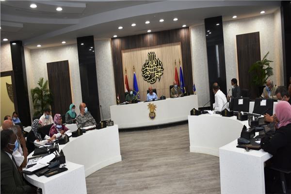محافظ أسوان يتابع معدلات تنفيذ مشروعات حياة كريمة