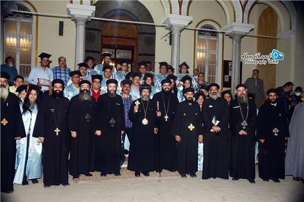 الانبا صليب يوزع خريجي معهد الرعاية بميت غمر